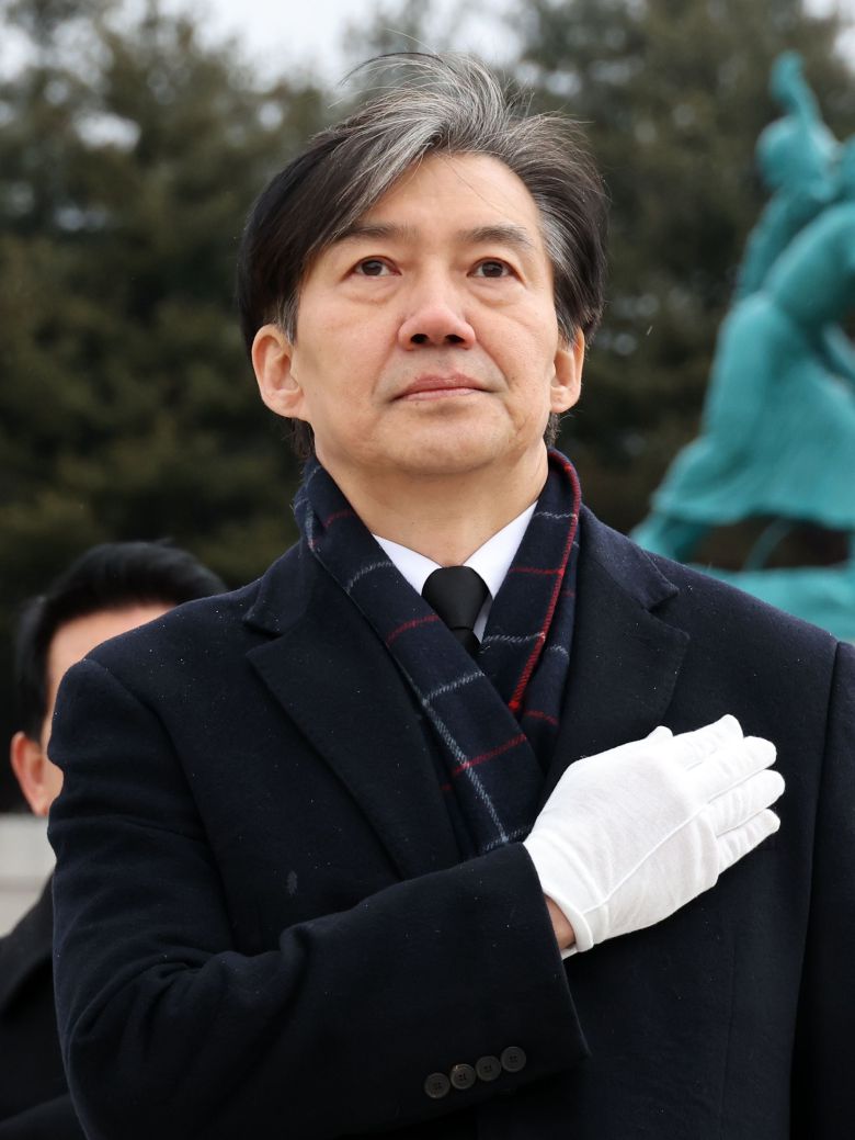 조국 전 법무부 장관이 15일 오후 국립대전현충원을 찾아 국기에 경례하고 있다./연합뉴스