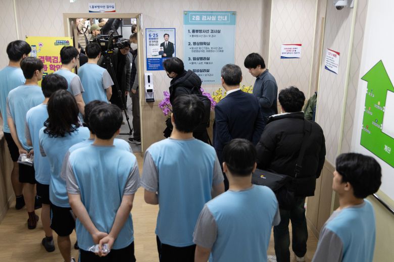 2024년도 첫 병역판정검사가 시작된 1일 서울지방병무청 제1병역판정검사장에서 입영대상자들이  검사를 받기 위해 줄을 서 있다. 기사와 직접적인 관련은 없음. /뉴스1