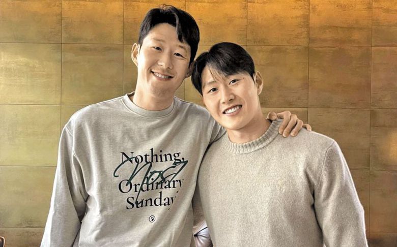손흥민이 21일 오전 본인 인스타그램에 사과하러 런던에 온 이강인과 웃으며 어깨동무를 하고 있는 사진을 올렸다. 그는 "강인이가 보다 좋은 사람, 좋은 선수로 성장할 수 있도록 하겠다"고 썼다. /손흥민 인스타그램