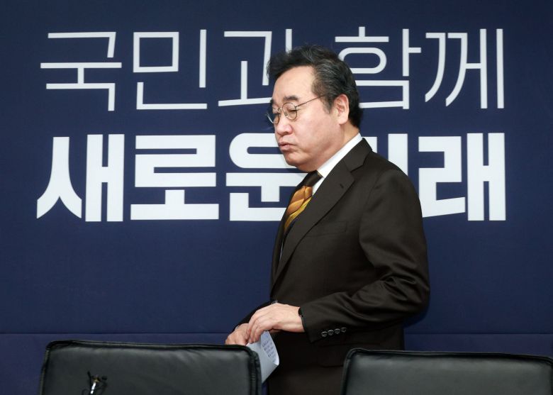 이낙연 새로운미래 공동대표가 21일 오전 서울 여의도 새로운미래 당사에서 열린 책임위원회의에서 입장하고 있다. /연합뉴스