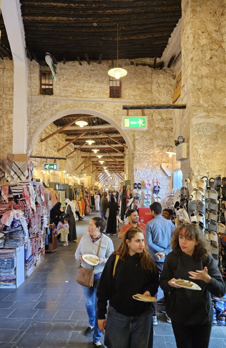 도하 전통 시장 '수크 와키프' 내부 풍경. 좁은 골목마다 현지 감성 가득한 상점이 빼곡하다. /정상혁 기자