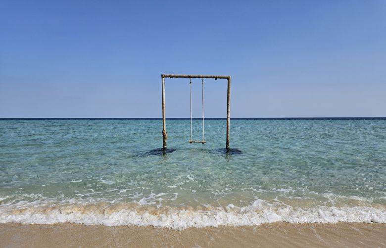 사막에서 실컷 황야의 바람을 마시다 이곳에 이르러 잠시 모래를 씻는다. '리젠시 시라인 캠프' 앞 해변에 그네가 놓여 있다. /정상혁 기자