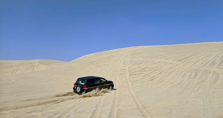 카타르 남부의 사막 지대를 질주하는 '사막 사파리' 프로그램. 말 그대로 광란의 레이스다. /정상혁 기자