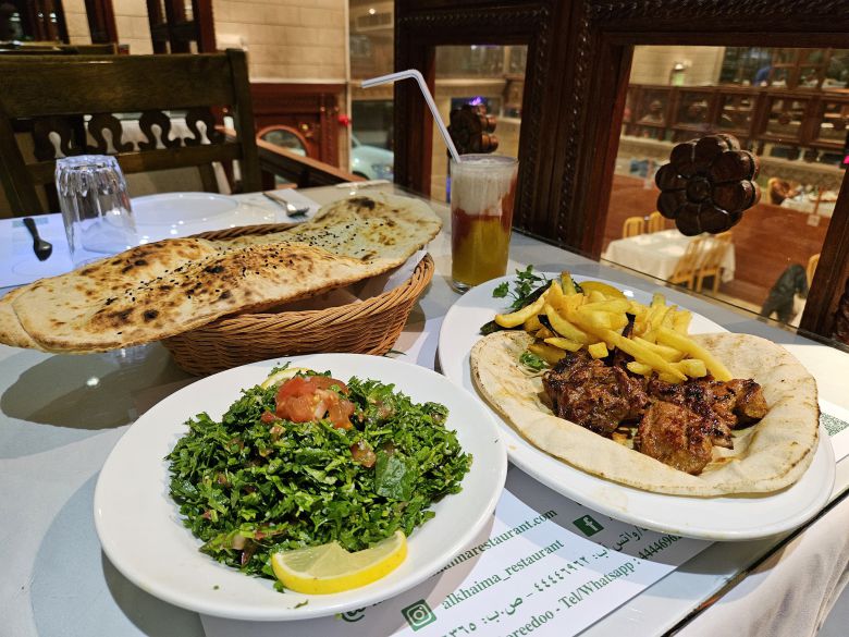 카타르에서 한국인들에게 가장 유명할 24시간 식당 '알 카이마'. 양갈비 네 쪽과 샐러드와 음료까지 69리얄(약 2만5000원)이 나왔다. 물가 비싼 카타르에서 뛰어난 가성비를 자랑한다. /정상혁 기자