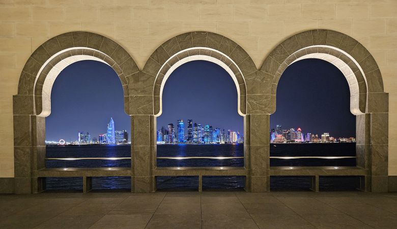 이슬람 예술 박물관 1층 테라스로 나가면 보이는 전망. 아치 너머로 도심의 초고층 스카이라인이 한 폭 그림으로 변모한다. /정상혁 기자
