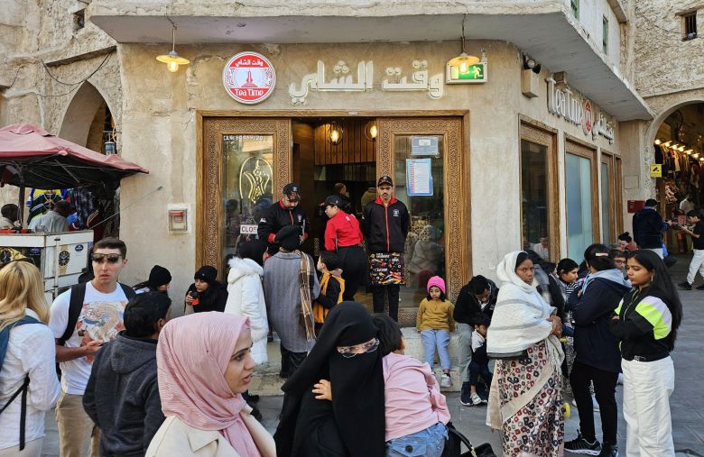 낮이나 밤이나 인파로 북적이는 24시간 카페 '티타임' 앞. 이곳 밀크티는 거의 국민 음료 수준으로 사랑받는데 이름이 '카락(Karak)'이다.