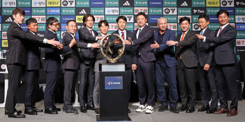 선전 다짐하는 K리그1 감독들    (서울=연합뉴스) 김성민 기자 = 26일 오전 서울 중구 플라자호텔에서 열린 2024 K리그 개막 미디어데이 행사에서 12개팀 감독들이 우승 트로피와 함께 기념 촬영을 하고 있다. 2024.2.26    ksm7976@yna.co.kr/2024-02-26 12:13:18/<저작권자 ⓒ 1980-2024 ㈜연합뉴스. 무단 전재 재배포 금지, AI 학습 및 활용 금지>
