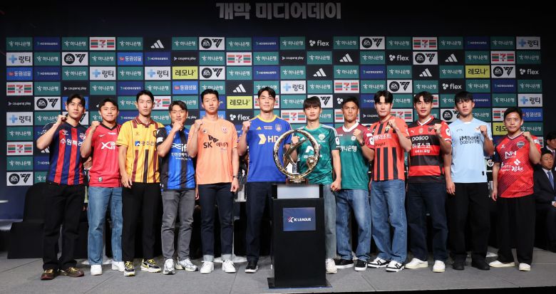 2024시즌 선전 다짐하는 K리그1 선수들    (서울=연합뉴스) 김성민 기자 = 26일 오전 서울 중구 플라자호텔에서 열린 2024 K리그 개막 미디어데이 행사에서 12개팀 선수들이 우승 트로피와 함께 기념 촬영을 하고 있다. 2024.2.26    ksm7976@yna.co.kr/2024-02-26 12:13:11/<저작권자 ⓒ 1980-2024 ㈜연합뉴스. 무단 전재 재배포 금지, AI 학습 및 활용 금지>