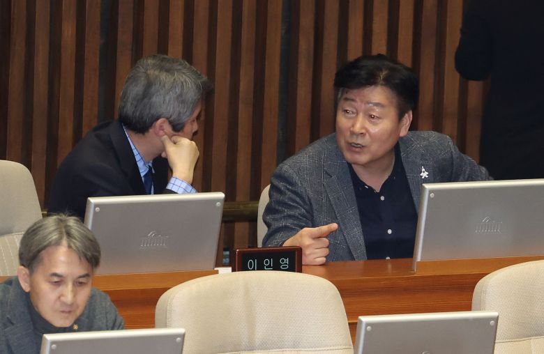 더불어민주당 기동민 의원이 지난달 29일 국회에서 열린 본회의에서 이인영 의원과 대화하고 있다. /연합뉴스
