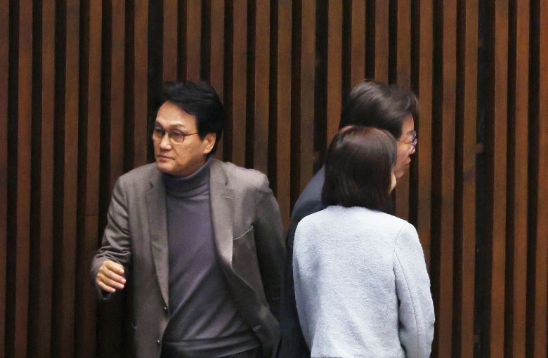 더불어민주당 이재명 대표(오른쪽)와 안민석 의원이 지난달 29일 국회에서 열린 본회의에서 스쳐 지나가고 있다. /연합뉴스