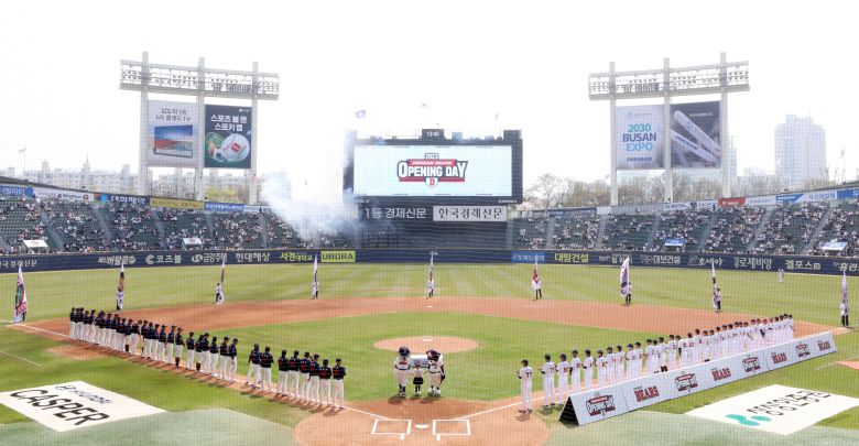 지난해 서울 송파구 잠실야구장에서 2023 프로야구 롯데 자이언츠와 두산 베어스의 개막 식전 행사가 열리고 있다. /뉴스1
