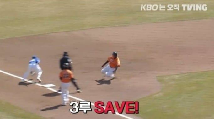 3루에 주자가 무사히 안착한 상황을 두고  ‘SAFE’가 아닌 ‘SAVE’를 자막으로 내보낸 모습. /티빙