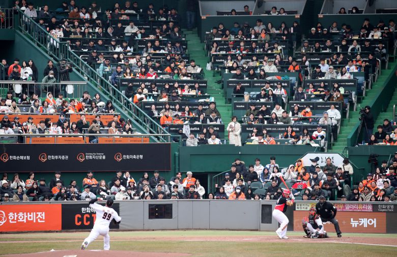 12일 오후 대전 중구 한화생명 이글스파크에서 열린 프로야구 '2024 신한은행 SOL KBO리그' 기아 타이거즈와 한화 이글스 시범경기에서 관중들이 경기를 관람하고 있다. 2024.3.12/뉴스1