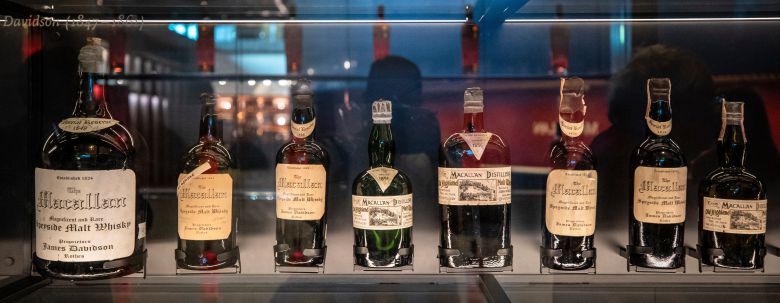 맥캘란이 소장하고 있는 가장 오래된 (맨 왼쪽)1848년 빈티지 제품 모습. 2024.2.25 /김지호 기자