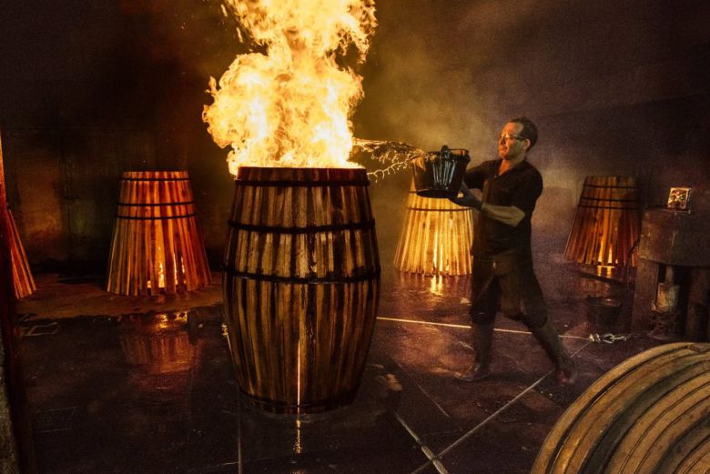 스페인 테바사 쿠퍼리지에서 오크통을 제작하고 있는 모습. /맥캘란