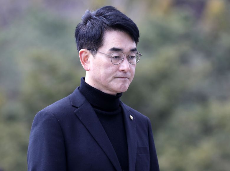 박용진 더불어민주당 의원이 19일 오후 경남 김해 시 진영읍 봉하마을을 찾아 고 노무현 전 대통령 묘역을 참배하고 있다./뉴스1