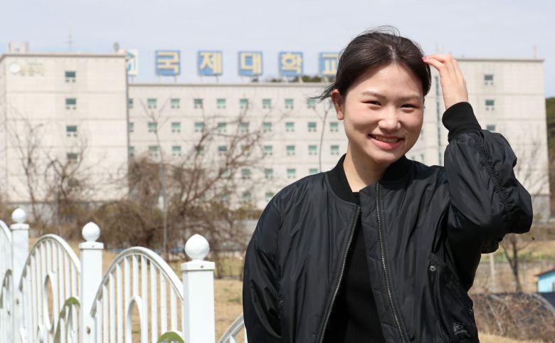 천안함 희생자 고(故) 김태석 원사 딸 김해봄씨가 24일 경기 평택시 국제대학교에서 본지와의 인터뷰에 앞서 기숙사 등을 배경으로 포즈를 취하고 있다. 김씨는 지난 22일 서해 수호의 날 기념식에서 아버지에게 보내는 편지 낭독해 주목을 받았다. /남강호 기자