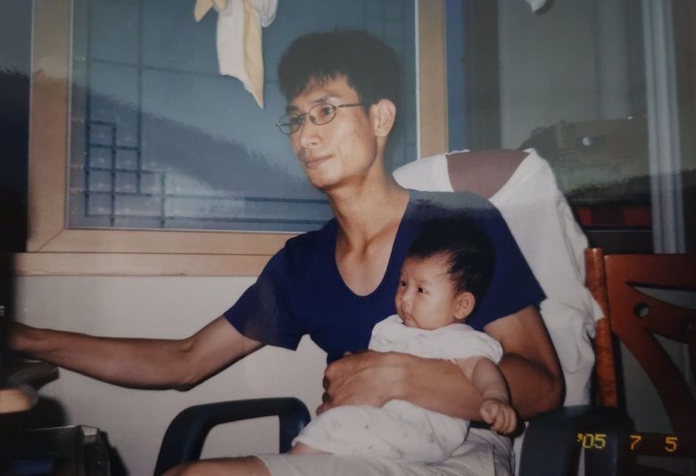 김해봄씨가 태어난 2005년에 아버지 고(故) 김태석 원사(왼쪽)와 함께 찍은 사진. /김해봄씨 제공