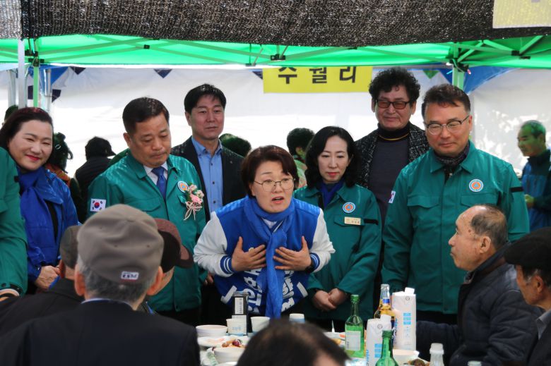 29일 권향엽 민주당 후보가 구례군 광의면민의날 행사에 참석해 유세하는 모습./김민기 기자