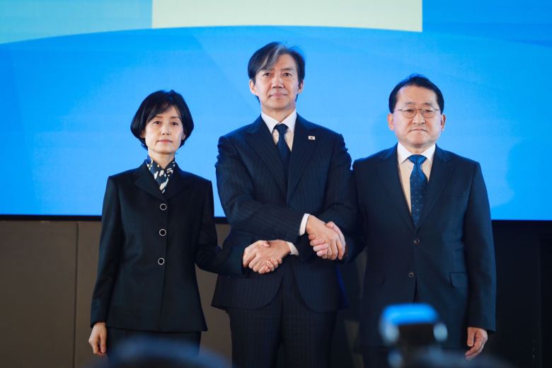 조국혁신당 조국 대표가 지난 7일 서울 동작구 아트나인에서 열린 7호·8호 인재 영입식에서 박은정 전 검사(왼쪽), 차규근 전 법무부 출입국ㆍ외국인정책본부장(오른쪽)과 기념 촬영을 하고 있다. /연합뉴스