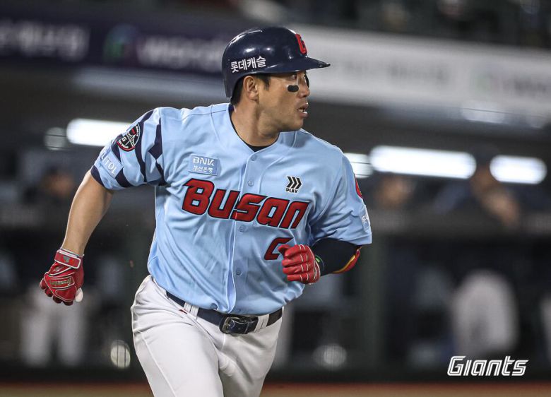 롯데 자이언츠가 29일 홈 개막전에서 NC 다이노스를 3-1로 꺾고 시즌 첫 승리를 거뒀다. 전준우는 동점 홈런 포함 3타수 3안타로 맹타를 휘둘렀다. /롯데 자이언츠 제공