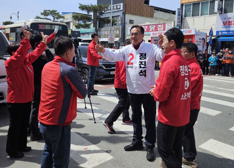 31일 오후 충남 공주부여청양 지역구의 국민의힘 정진석 후보가 부여군 부여시장 앞에서 시민들에게 지지를 호소하고 있다.  /권순완 기자