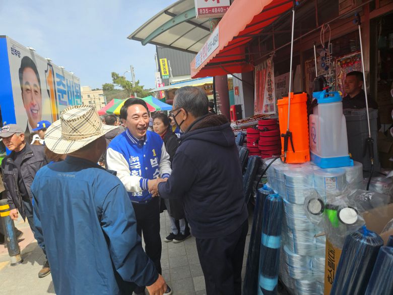31일 오후 충남 공주부여청양 지역구의 더불어민주당 박수현 후보가 부여군 부여시장 앞에서 시민들에게 인사하고 있다.  /권순완 기자