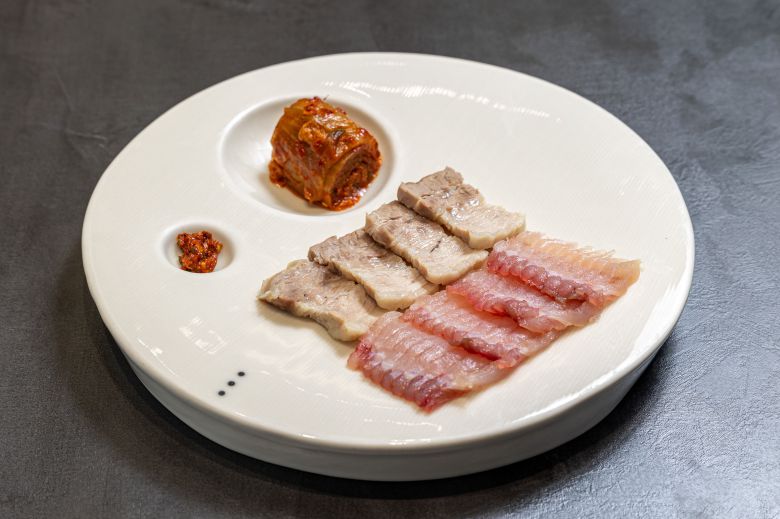 해남천일관 삼합(홍어+수육+김치). /이신영 영상미디어 기자