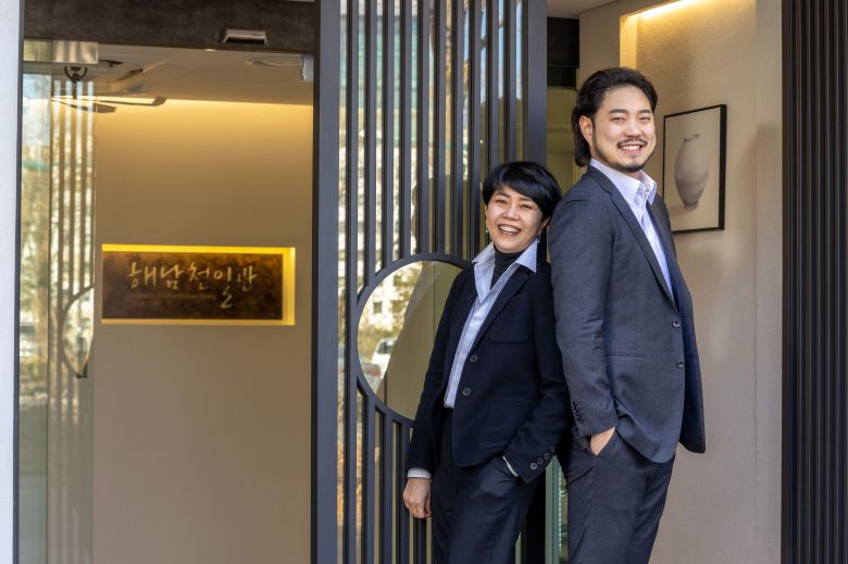 해남 천일식당 외손녀인 이화영 해남천일관 대표와 뒤를 이을 그의 아들 유한(오른쪽). /이신영 영상미디어 기자