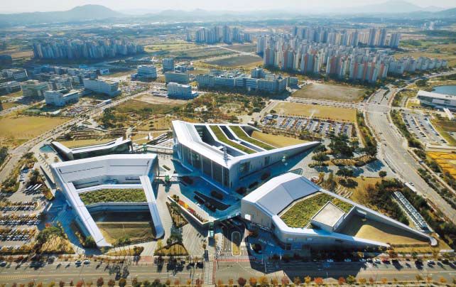 충남 내포신도시에 위치한 충남도청. /조선DB