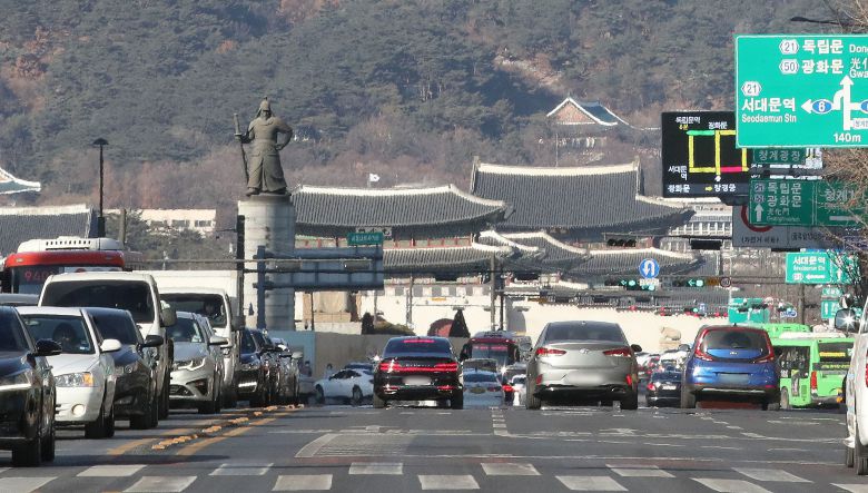수도권 지역 미세먼지 농도가 '좋음' 수준을 보인 지난 1월 11일 오후 서울 광화문 사거리가 쾌청한 하늘을 보이고 있다. /뉴스1