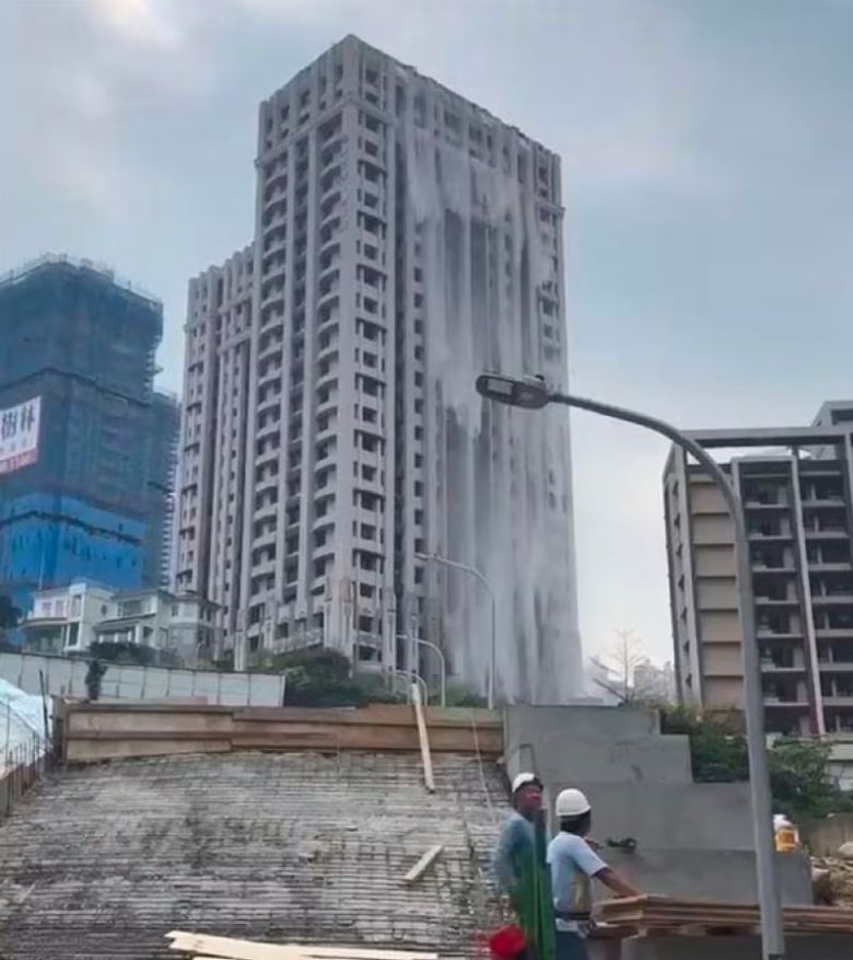 고급 빌딩 지붕에서 폭포수처럼 쏟아지는 물./야후 대만 캡처