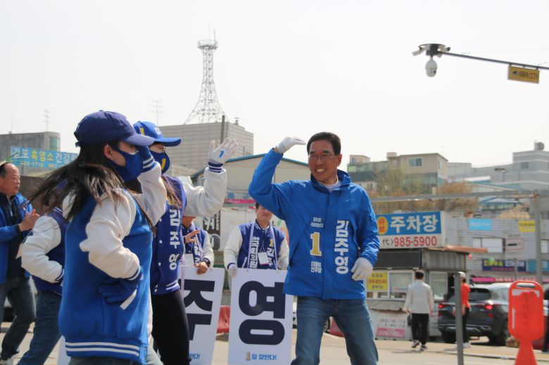 7일 청년 유세원들과 춤을 추는 김주영 후보./김민기 기자