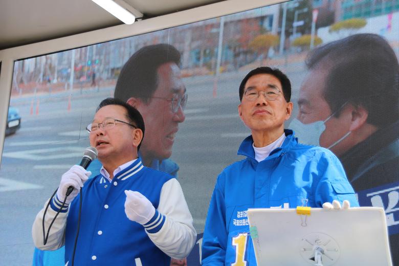 7일 김포갑 김주영(오른쪽) 민주당 후보가 북변5일장에서 유세 중이다. 왼쪽은 지원 유세를 온 김부겸 더불어민주당 상임공동선대위원장./김민기 기자