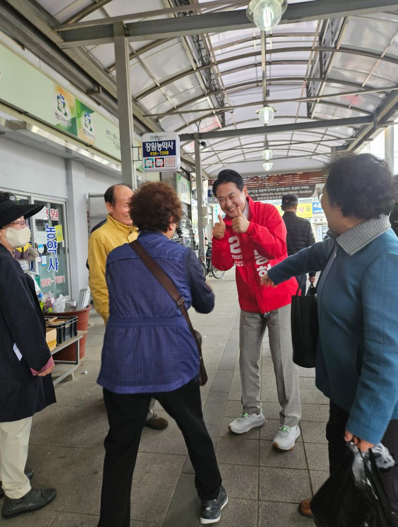 충남 보령서천 지역구의 국민의힘 장동혁 후보가 8일 오전 보령중앙시장에서 시민들과 인사하고 있다. /권순완 기자