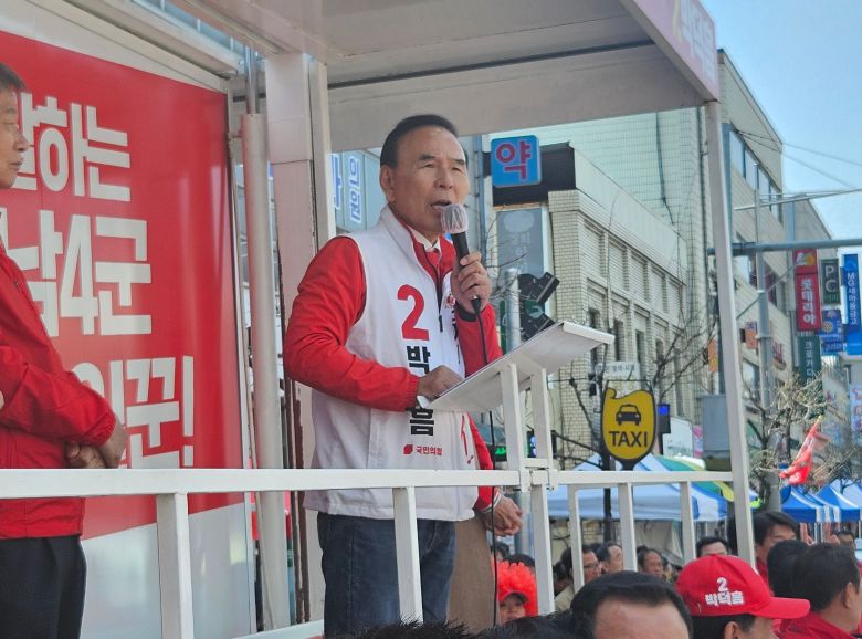 충북 보은옥천영동괴산 지역구의 국민의힘 박덕흠 후보가 9일 오전 영동군 영동시장에서 연설하고 있다.  /권순완 기자