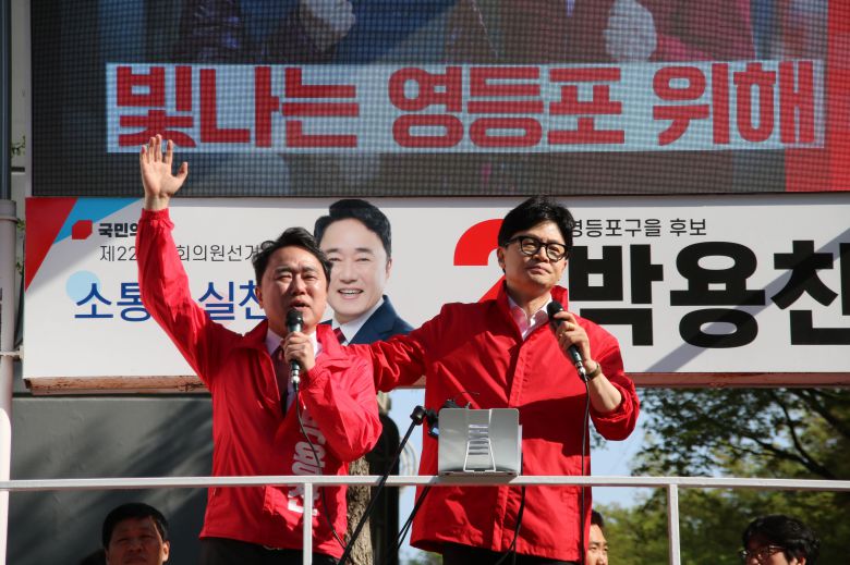 9일 여의도에서 트럭 유세 중인 영등포을 박용찬(왼쪽) 국민의힘 후보와 지원 유세에 나선 한동훈 위원장./김민기 기자