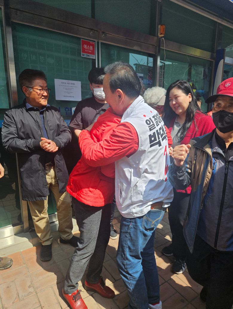 충북 보은옥천영동괴산 지역구의 국민의힘 박덕흠 후보가 9일 오전 영동군 영동시장에서 시민들과 인사를 나누고 있다. /권순완 기자