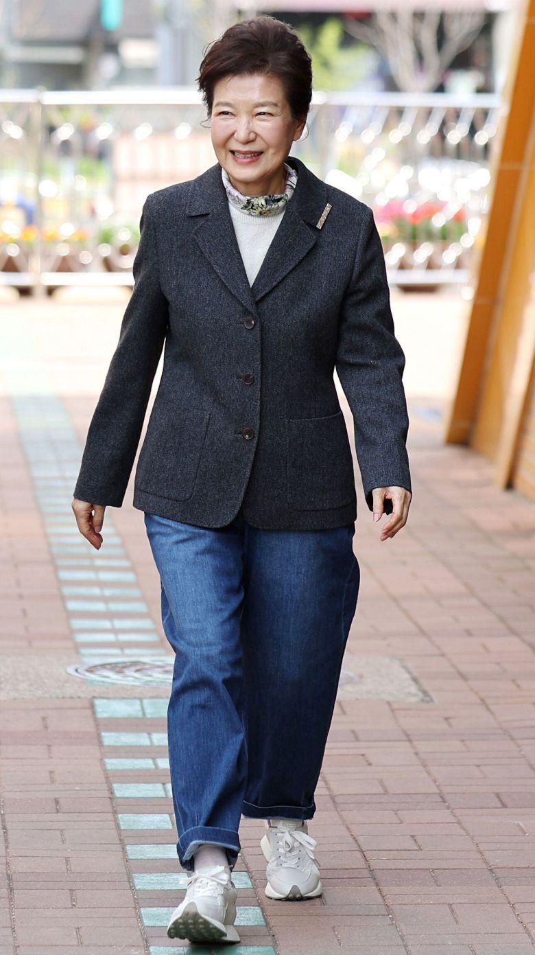 박근혜 전 대통령이 제22대 국회의원 선거일인 10일 오전 투표하기 위해 대구 달성군 유가읍 대구비슬초등학교에 마련된 유가읍 제3투표소로 향하고 있다./뉴스1