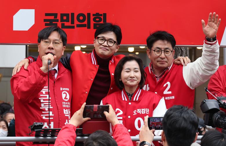 국민의힘 인천 서구갑 후보로 출마한 박상수 변호사(맨 왼쪽)가 선거 기간 한동훈 국민의힘 비대위원장, 이행숙 후보, 박종진 후보와 함께 유세를 하는 모습. /연합뉴스