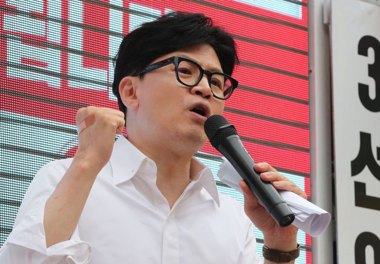 한동훈 국민의힘 총괄선대위원장이 8일  경기 이천시 중리동 거리에서 열린‘국민의힘으로 이천 살리기’ 지원유세에서 송석준 이천시 후보의 지지를 호소하고 있다. /이덕훈 기자