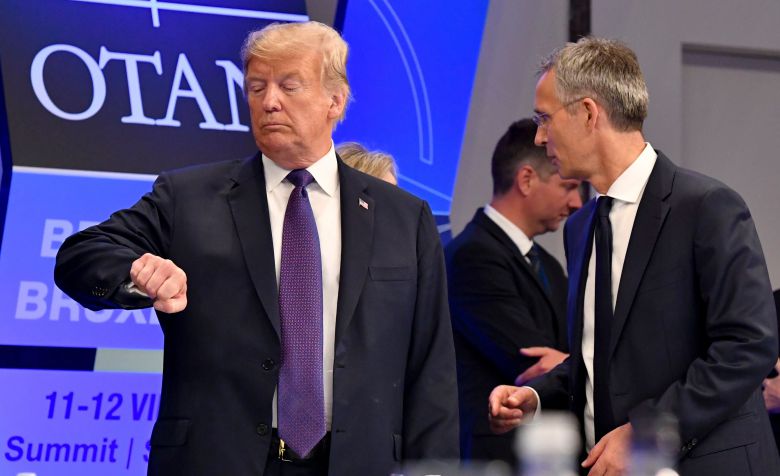 도널드 트럼프 전 미국 대통령이 재임 시절인 2018년 7월 옌스 스톨텐베르그 나토 사무총장과 벨기에 브뤼셀에서 만난 모습. 올해는 나토 결성 75주년이다. 오는 11월 미국 대선에서 트럼프가 재선에 성공했을 때 나토 차원에서 유럽 동맹국들을 러시아의 위협에서 얼마나 잘 지켜줄지는 미지수라는 평가가 나온다. /AP 연합뉴스
