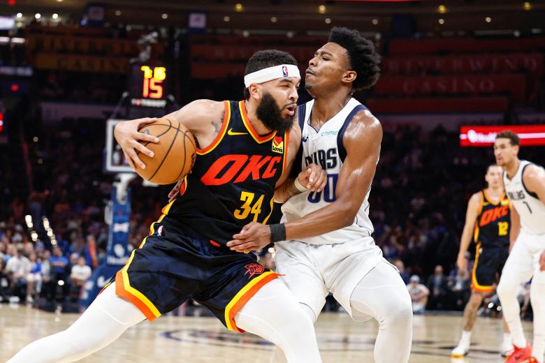 오클라호마시티 썬더의 켄리치 윌리엄스(왼쪽)가 15일 NBA 홈 경기에서 공격를 하던 중 댈러스 매버릭스의 브랜든 윌리엄스와 몸싸움을 하고 있다. /로이터 뉴스1