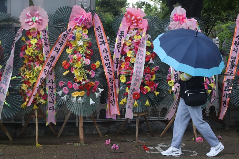 지난 15일 오전 서울 여의도 국회 담장 앞에 한동훈 전 국민의힘 비상대책위원장을 응원하는 화환이 놓여있다. /뉴스1