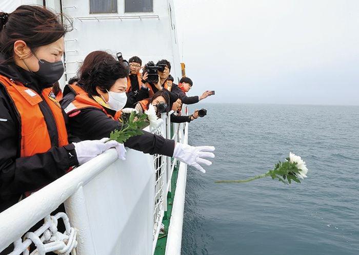 ‘눈물의 헌화’… 유가족들, 침몰 해역서 선상 추모식 - 세월호 참사 10주기인 16일, 전남 진도군 조도면 맹골수도 해역에서 열린 선상 추모식에서 유가족들이 국화꽃을 바다에 던지고 있다. /연합뉴스