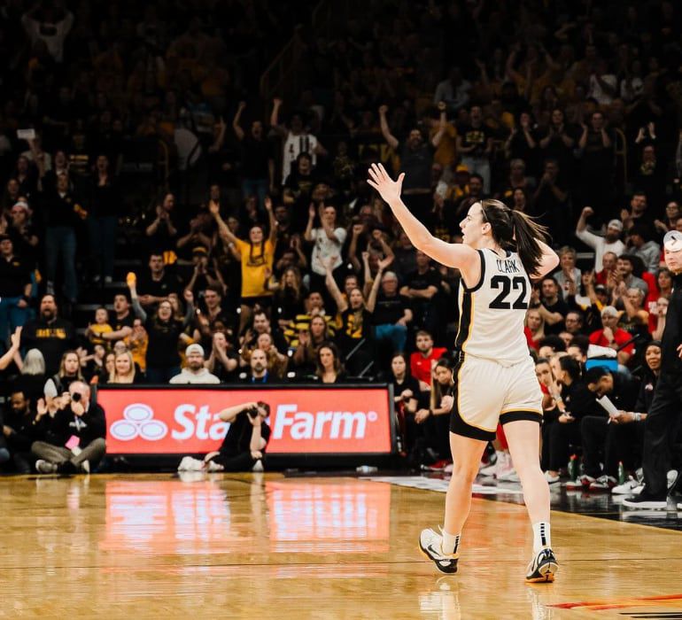 관중들의 환호를 유도하는 클라크. / 인스타그램