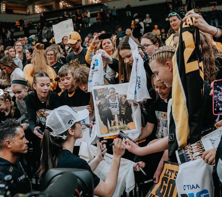 클라크가 큰 인기를 끌면서 아이오와 대학의 2023-2024시즌 경기는 모두 매진을 기록했다. / 인스타그램