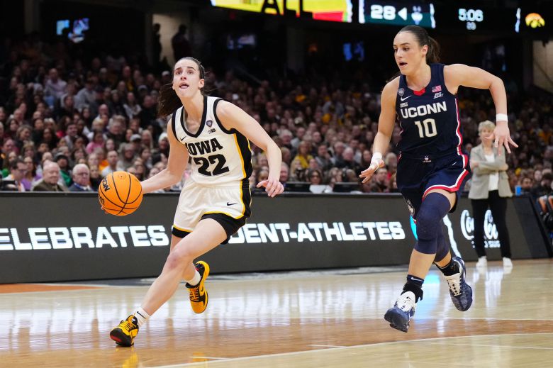 NCAA 4강전에서 코네티컷을 상대하는 클라크(왼쪽). / USA투데이 연합뉴스