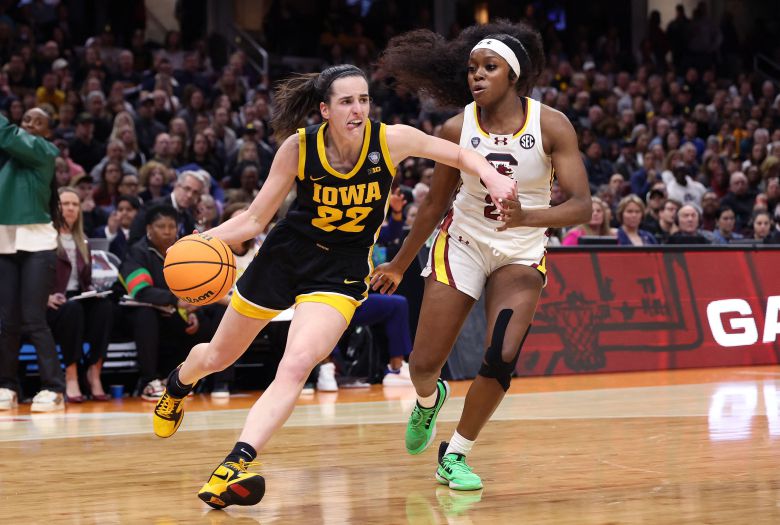 NCAA 토너먼트 결승에서 사우스캐롤라이나를 상대하는 클라크. / AFP연합뉴스