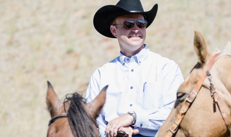 2013년 8월 미국 와이오밍주의 한 목장에서 말을 타고 있는 케빈 로버츠(당시 와이오밍 가톨릭대 총장) 헤리티지재단 회장. 텍사스주 출신인 로버츠의 별명은 '카우보이 보수주의자'다.